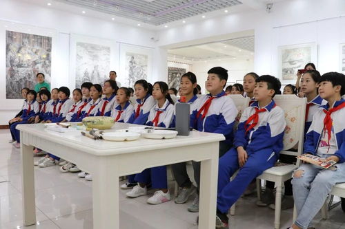 天津美协理事魏云飞接受 锦旗 与 荣誉证书 仪式在天津美协举行